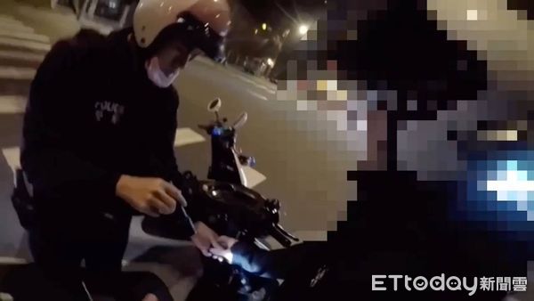 ▲游姓騎士因持有毒品騎車、遭警方逮捕帶回。（圖／記者張君豪翻攝）