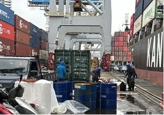 ▲建輝輪重油外洩，廠商拉設攔油索防止油污擴散並進行油污清理作業。（圖／基隆港務分公司）