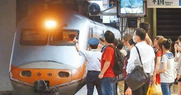 有民眾抱怨台鐵「印度化」。（示意圖／報系資料照）