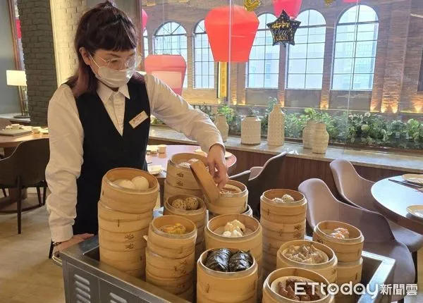 ▲新葡苑遠百信義A13店3月19日起推出「蒸籠推車下午茶」，25款經典港點無限供應。（圖／新葡苑提供）