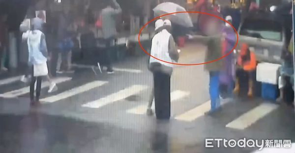 ▲▼黃男伸手指責鍾姓女志工，突然伸手毆打鍾女頭部             。（圖／記者陳以昇翻攝）