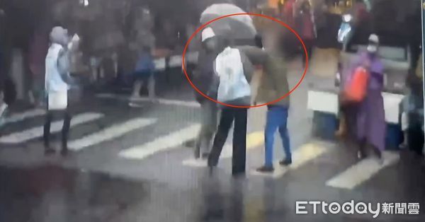 ▲▼黃男伸手指責鍾姓女志工，突然伸手毆打鍾女頭部             。（圖／記者陳以昇翻攝）