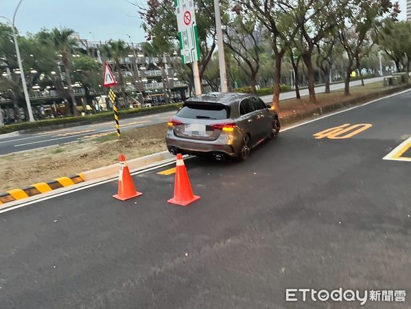 ▲▼ 高雄離譜爸「載6歲兒」酒駕！半路自撞分隔島　BMW車頭慘毀。（圖／記者賴文萱翻攝）