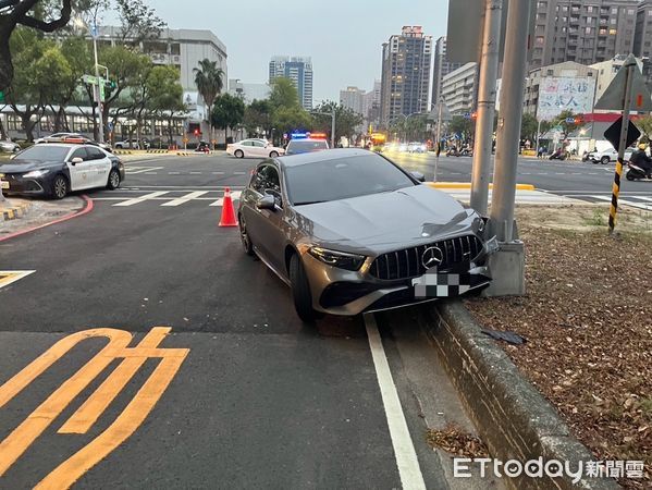 ▲▼ 高雄離譜爸「載6歲兒」酒駕！半路自撞分隔島　BMW車頭慘毀。（圖／記者賴文萱翻攝）