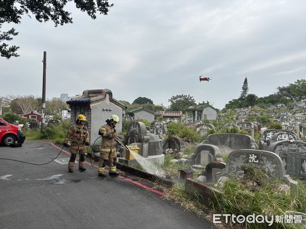 ▲台南市消防局第六大隊今年持續強化火災預防措施，要求各分隊加強宣導、在公墓駐點巡邏，並運用科技執法，出動搭載紅外線熱顯像儀的無人機進行高空監控。（圖／記者林東良翻攝，下同）