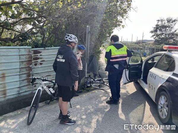 桃園少年結伴騎單車迷途腳抽筋路倒　警指引返家路
