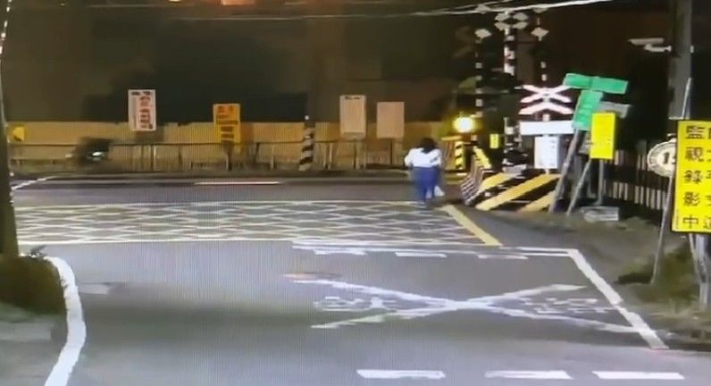 平交道驚險瞬間！彰化女獨自穿越停留　熱心民眾緊急按鈴拉走