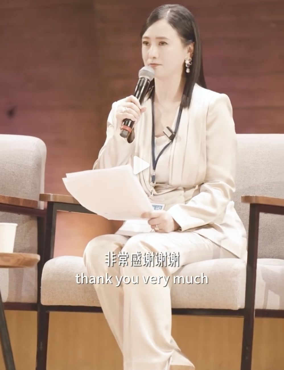 ▲56歲翁虹在聯合國教科文組織旗下的論壇上演說。（圖／翻攝翁虹微博）