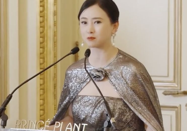 ▲56歲翁虹在聯合國教科文組織旗下的論壇上演說。（圖／翻攝翁虹微博）