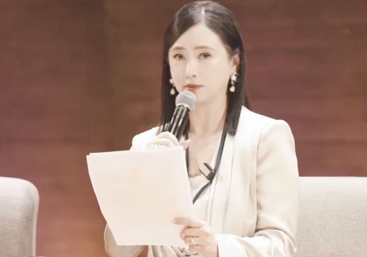 ▲56歲翁虹在聯合國教科文組織旗下的論壇上演說。（圖／翻攝翁虹微博）