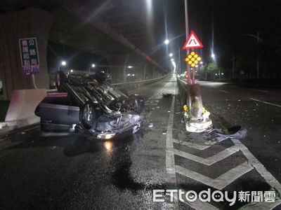 快訊／台中男自撞匝道分隔島翻覆！命危送醫　車子爛毀畫面曝