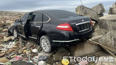 超神奇！苗栗海邊驚見自小客...停消波塊上　網：007任務失敗