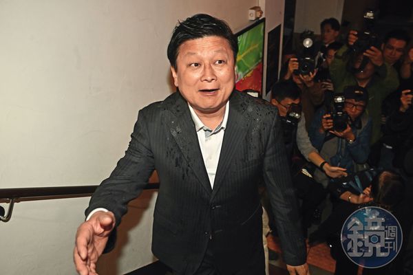 台北地檢署近月來針對藍營競選小物3度搜索，花蓮地檢署也暗中追查幸福水泥案是否有公務員向業者趁機勒索，劍指花蓮王傅崐萁意味濃厚。