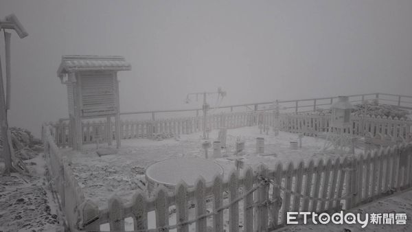 玉山下雪。（圖／氣象署）