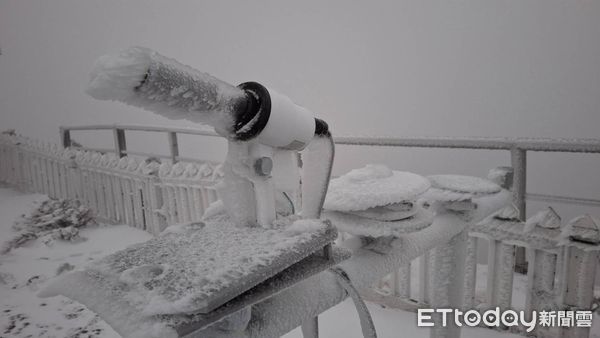 玉山下雪。（圖／氣象署）