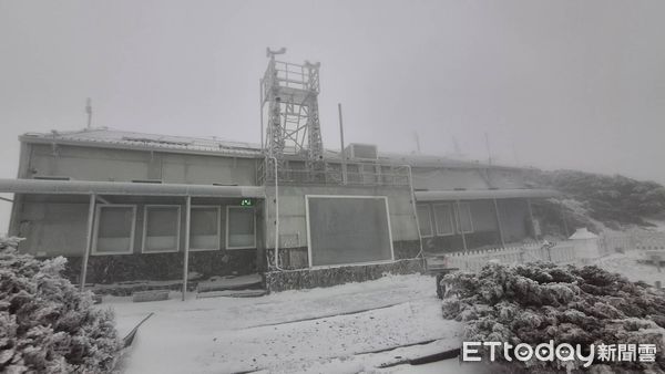 玉山下雪。（圖／氣象署）