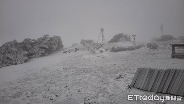 玉山下雪。（圖／氣象署）