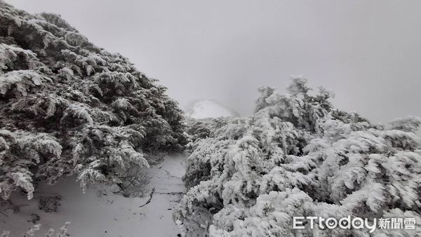 玉山下雪。（圖／氣象署）