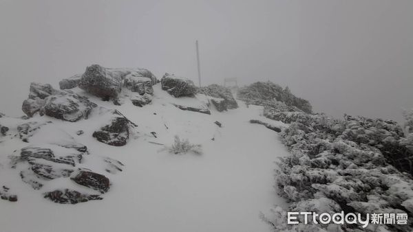 玉山下雪。（圖／氣象署）