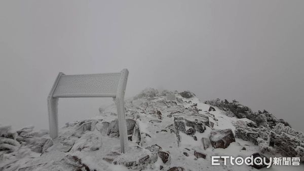 玉山下雪。（圖／氣象署）