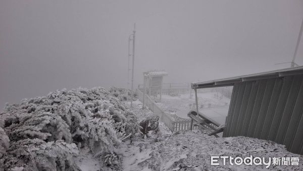 玉山下雪。（圖／氣象署）