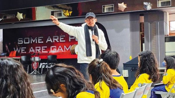 以援助土耳其難民發動募款的裘振宇（中）爭議不斷，他所屬的國際人道建築與教育協會再爆出涉包庇性侵犯主管、惡意解雇受害人。（翻攝台灣雷伊漢勒世界公民中心臉書）