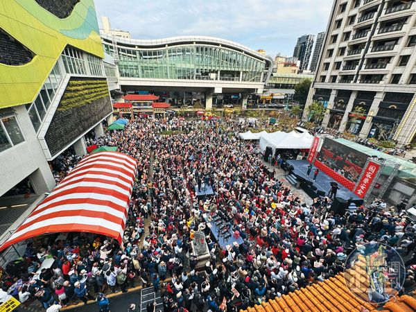 民進黨「人民是頭家」宣講活動從台中出發，現場聚集不少支持者。