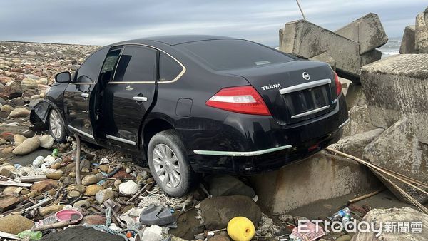 ▲苗栗縣後龍鎮外埔漁港北側消波塊，竟有一輛廢棄轎車，引發外界議論。（圖／記者楊永盛翻攝）
