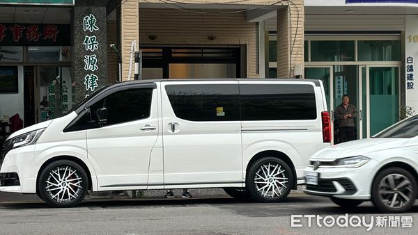 ▲陳政谷交保，神秘女現身辦保。（圖／記者許權毅攝）