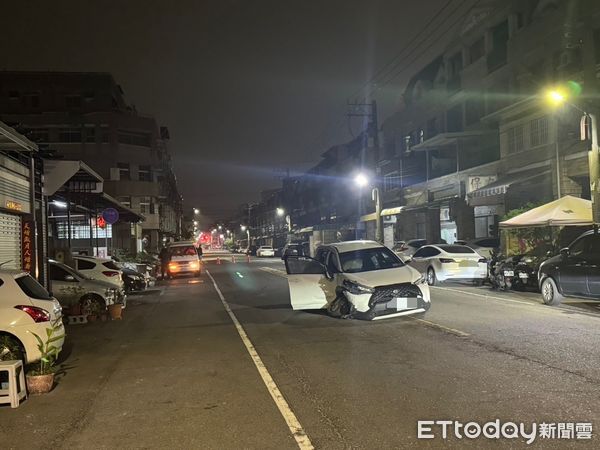 ▲▼高雄2車深夜路口猛撞！350萬跑車失控噴飛　再撞壞民宅鐵捲門。（圖／記者賴文萱翻攝）