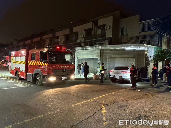 ▲▼高雄2車深夜路口猛撞！350萬跑車失控噴飛　再撞壞民宅鐵捲門。（圖／記者賴文萱翻攝）
