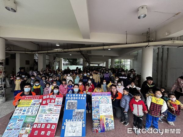 ▲清明時節將至，為防範焚香祭祖及施放爆竹等活動引發野火，3月18日早上，配合下營區中營國小晨會時間，由分隊長張明義率警義同仁向全校師生防災防火宣導。（圖／記者林東良翻攝，下同）
