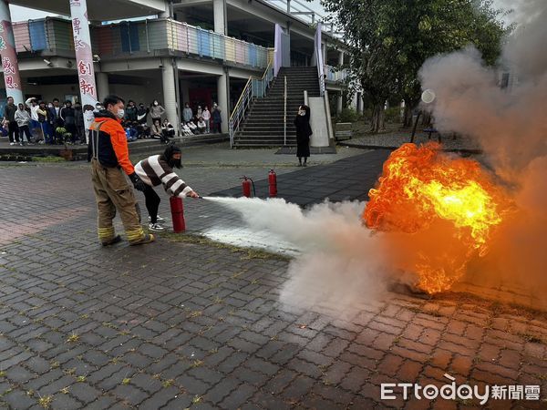 ▲清明時節將至，為防範焚香祭祖及施放爆竹等活動引發野火，3月18日早上，配合下營區中營國小晨會時間，由分隊長張明義率警義同仁向全校師生防災防火宣導。（圖／記者林東良翻攝，下同）