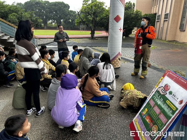 ▲清明時節將至，為防範焚香祭祖及施放爆竹等活動引發野火，3月18日早上，配合下營區中營國小晨會時間，由分隊長張明義率警義同仁向全校師生防災防火宣導。（圖／記者林東良翻攝，下同）