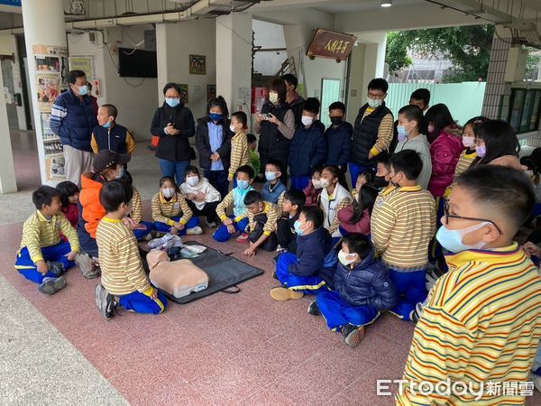 ▲清明時節將至，為防範焚香祭祖及施放爆竹等活動引發野火，3月18日早上，配合下營區中營國小晨會時間，由分隊長張明義率警義同仁向全校師生防災防火宣導。（圖／記者林東良翻攝，下同）