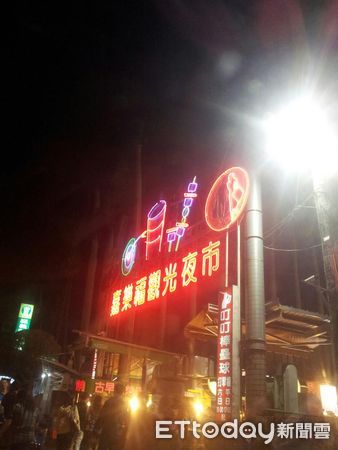 ▲▼   嘉義出生網紅回故鄉逛夜市，發現曾經人山人海的嘉樂福夜市沒落    。（圖／記者翁伊森攝）