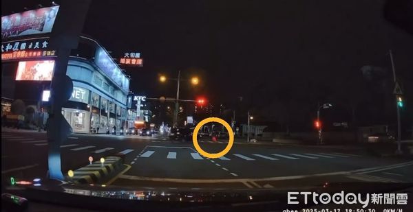 ▲行人綠燈剩10秒　台中女小跑步險被撞上「嚇趴斑馬線」。（圖／民眾提供）