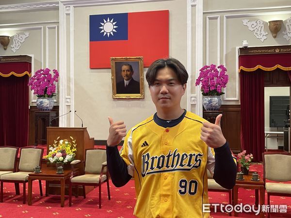 ▲兄弟受邀訪總統府，江坤宇、王建民、張志豪、吳俊偉。（圖／記者楊舒帆攝）