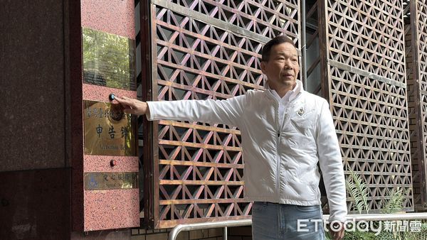 ▲▼             國民黨台北市議員鍾小平北檢按鈴，控告內政部長違反內亂外患罪。（圖／記者黃資真攝）