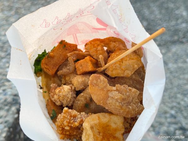 ▲▼雞排50元、雞翅15元!七股隱藏版在地老味道「龍山宮廟口無名炸雞排」七股龍山宮無名鹽酥雞。（圖／部落客台南好Food遊授權提供）