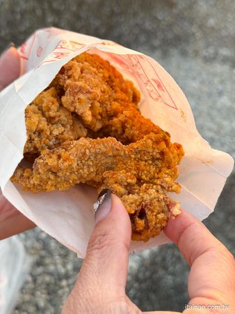 ▲▼雞排50元、雞翅15元!七股隱藏版在地老味道「龍山宮廟口無名炸雞排」七股龍山宮無名鹽酥雞。（圖／部落客台南好Food遊授權提供）