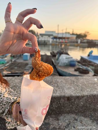 ▲▼雞排50元、雞翅15元!七股隱藏版在地老味道「龍山宮廟口無名炸雞排」七股龍山宮無名鹽酥雞。（圖／部落客台南好Food遊授權提供）