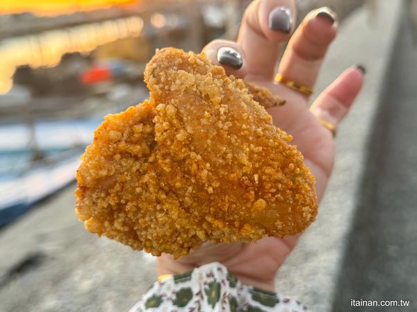 ▲▼雞排50元、雞翅15元!七股隱藏版在地老味道「龍山宮廟口無名炸雞排」七股龍山宮無名鹽酥雞。（圖／部落客台南好Food遊授權提供）