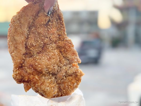 ▲▼雞排50元、雞翅15元!七股隱藏版在地老味道「龍山宮廟口無名炸雞排」七股龍山宮無名鹽酥雞。（圖／部落客台南好Food遊授權提供）