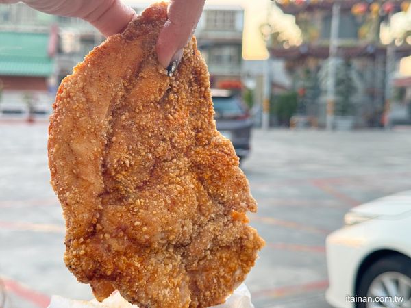 ▲▼雞排50元、雞翅15元!七股隱藏版在地老味道「龍山宮廟口無名炸雞排」七股龍山宮無名鹽酥雞。（圖／部落客台南好Food遊授權提供）
