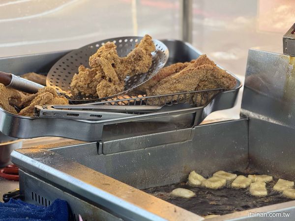 ▲▼雞排50元、雞翅15元!七股隱藏版在地老味道「龍山宮廟口無名炸雞排」七股龍山宮無名鹽酥雞。（圖／部落客台南好Food遊授權提供）