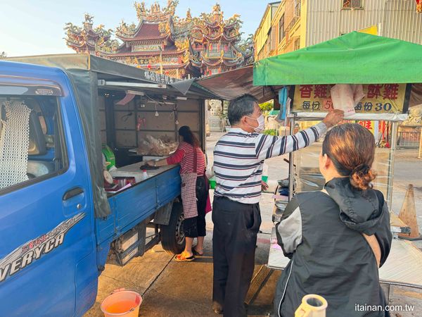 ▲▼雞排50元、雞翅15元!七股隱藏版在地老味道「龍山宮廟口無名炸雞排」七股龍山宮無名鹽酥雞。（圖／部落客台南好Food遊授權提供）