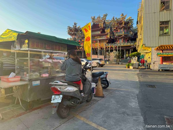 ▲▼雞排50元、雞翅15元!七股隱藏版在地老味道「龍山宮廟口無名炸雞排」七股龍山宮無名鹽酥雞。（圖／部落客台南好Food遊授權提供）