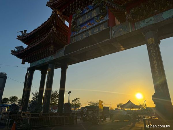 ▲▼雞排50元、雞翅15元!七股隱藏版在地老味道「龍山宮廟口無名炸雞排」七股龍山宮無名鹽酥雞。（圖／部落客台南好Food遊授權提供）