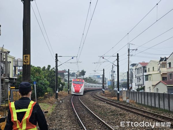 ▲台南市新市區光華街87號前平交道，18日上午1列南下107車次普悠瑪號，與1名民眾發生交通事故，該男子已倒臥鐵軌上明顯死亡。（圖／民眾提供）